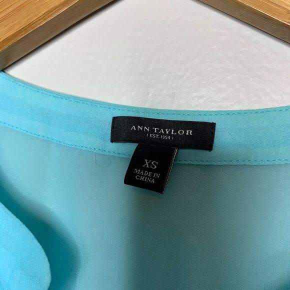 Ann Taylor Blue Sleeveless Button Down Blouse - Picture 4 of 7